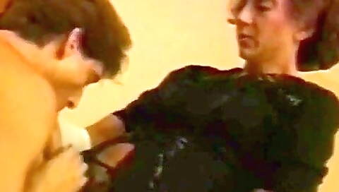 Mature slut gets her asshole penetrated and penetrated