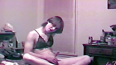 Sexy amateur slut shows off her body in a sexy lingerie