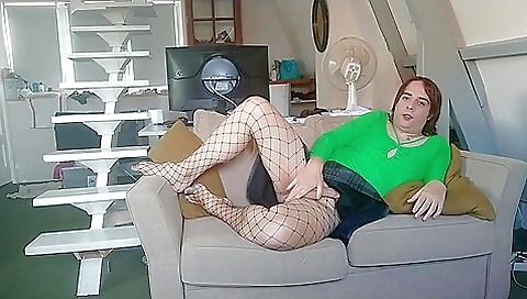 Red head amateur shows her hot body and her beautiful tits